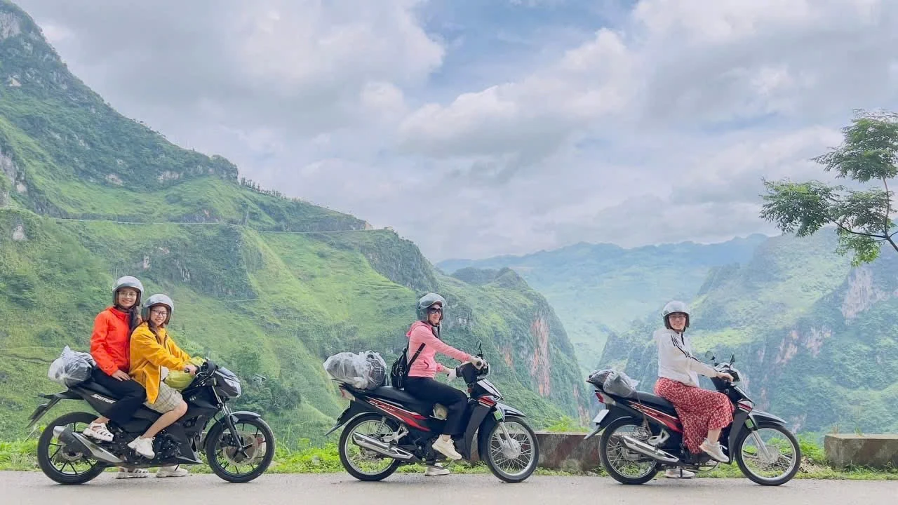 các bạn miền nam lên hà giang thuê xe máy hà giang du lịch tự túc cùng với linh đan